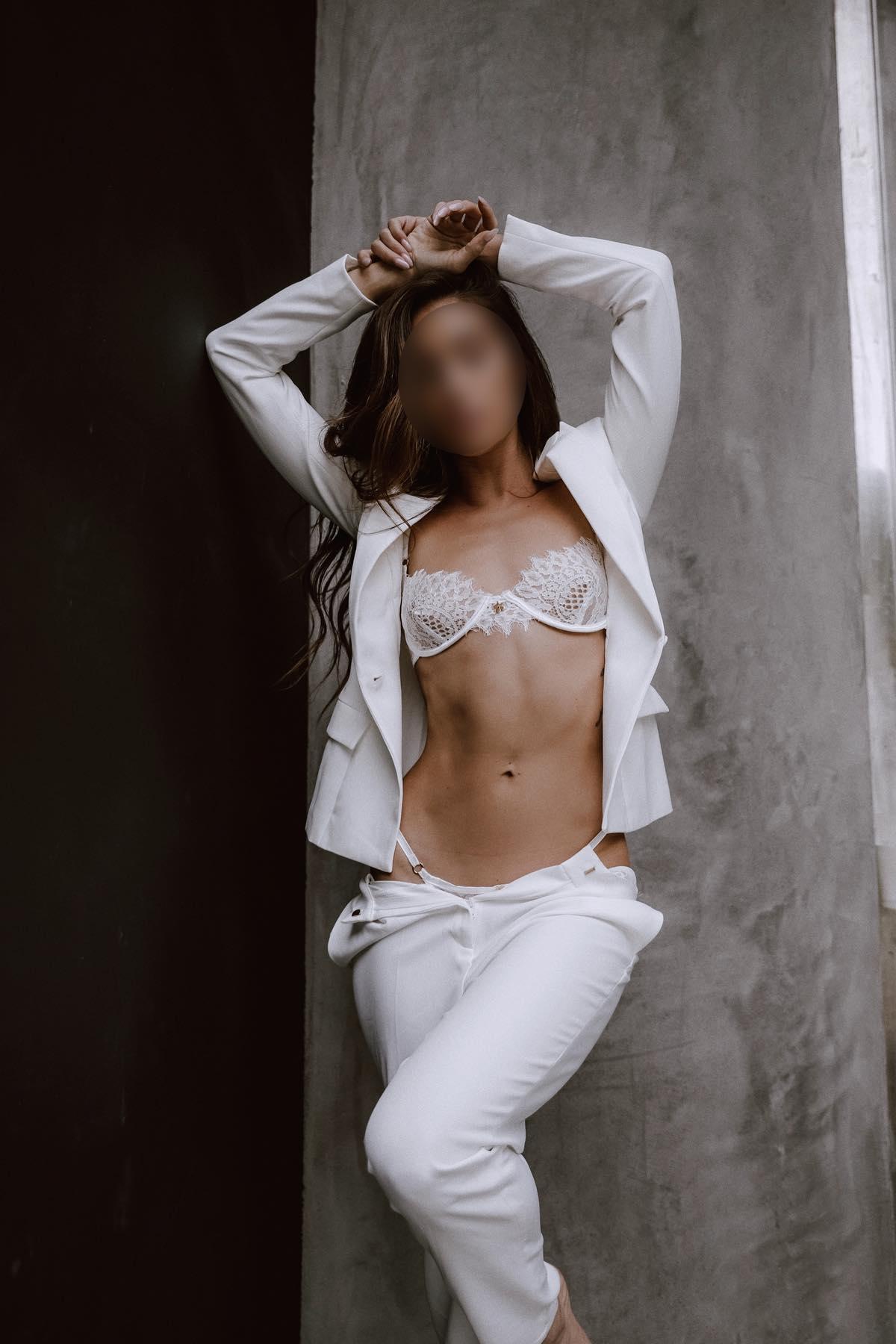 Путана Елена Брюнетка c 1 размером груди у метро Рыбацкое Санкт-Петербург Фото - 3